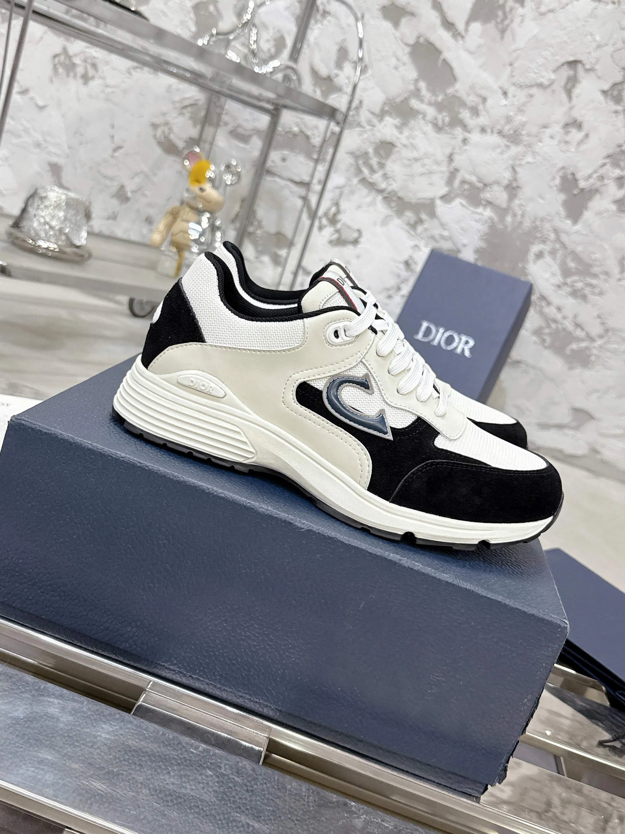 Men's men's shoes💰580💰 Dior Dior's latest color matching B30 series dad sneakers original 17960💰 purchased for development and production Brand new B30 sneakers Dad Shoes style shoes that follow the trend of the retro market The Dior logo on the tongue also indicates that this pair of shoes is the B30 model! B30 uses fine-textured leather and mesh cloth materials to form a shoe body. There are conspicuous letters CD on both sides of the shoe body to indicate identity. Many lines on the shoe body outline details to make the shoes look less monotonous and full of retro flavor. The delivery counter is exquisitely packaged🛍📦 ▪️Fabric: Original customized technical fabric + mesh ▪️Inner lining: Customized breathable lining ▪️Outsole: Original molded IP foam + TPU outsole ▪️Sole thickness: 3.5CM ▪️Size: Men's size 39-46 (Male size 38.45.46 customized)